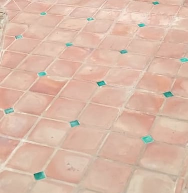 Carreaux terre cuite et cabochons verts