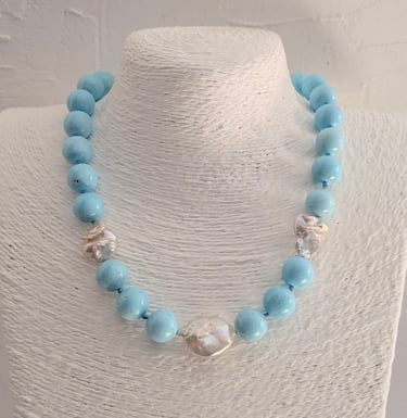 Particolare collana con perle scaramazze barocche e turchese Riviera