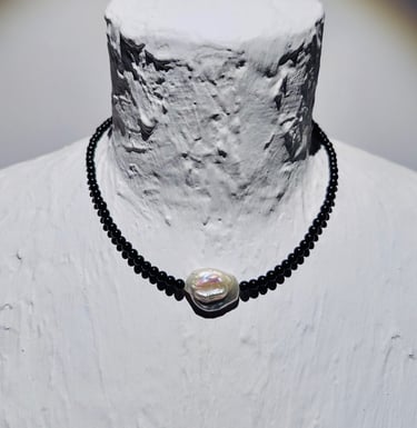 little-naty-baroque-pearl-necklace-black-onix