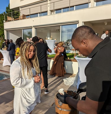 Service du sorbet coco lors d'un mariage