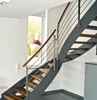 Flachstahltreppe mit Holzhandlauf