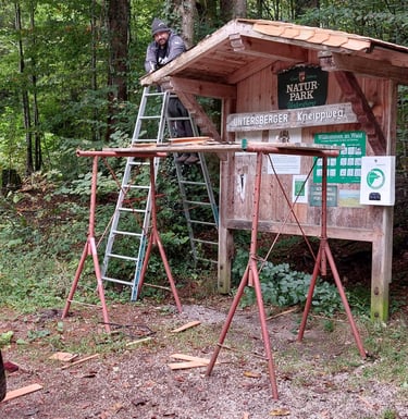 Schintelarbeiten am Dach einer Schautafel im Naturpark Untersberg