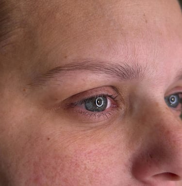 Una mujer antes de hacerse el microblading de cejas.