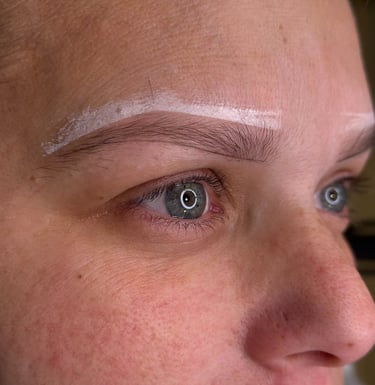 Una mujer se hizo un mapeo de sus cejas antes del microblading.