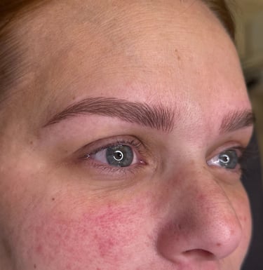 Una mujer con su resultado final después del procedimiento de microblading.