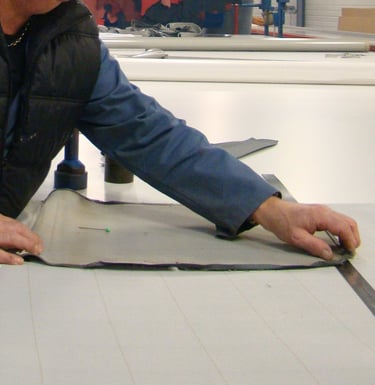 Artisan travaillant la bâche chez Techno-Textiles de Bourgogne