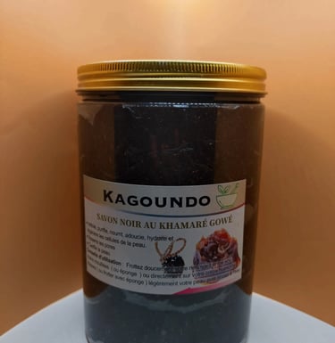 Pot de Savon Noir au Khamaré Gowé Kagoundo. Soin naturel purifiant et hydratant avec conseils d'utilisation sur l'étiquette.