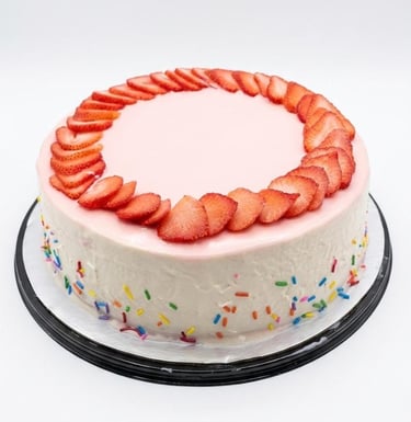 pastel de fresas con chispas de colores en una base negra.