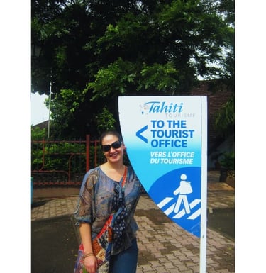 Autora no Centro de Informações Turísticas de Papeete, Taiti, explorando mapas e informações.