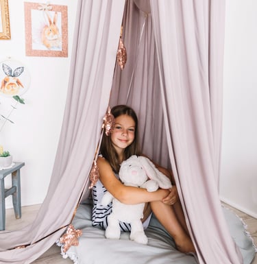 girl-with-balloons-toy-tent