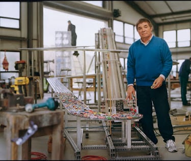 Ateliê de Chris Burden mostrando instalações artísticas interativas e elementos tecnológicos.