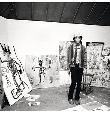 Estúdio caótico de Basquiat repleto de telas expressivas e materiais de arte espalhados