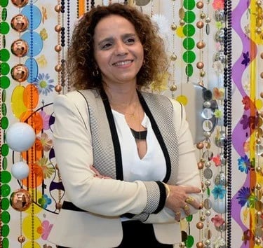 Arte abstrata de Milhazes com padrões circulares em cores vibrantes.