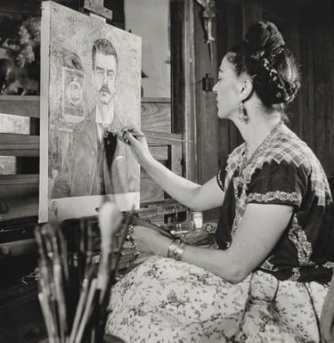 Casa Azul de Frida Kahlo, mostrando seu espaço pessoal e criativo repleto de arte.