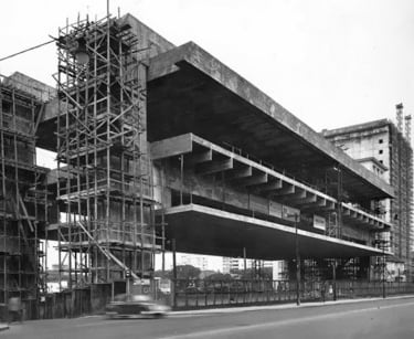 Vista externa do MASP, destacando sua arquitetura icônica projetada por Lina Bo Bardi.