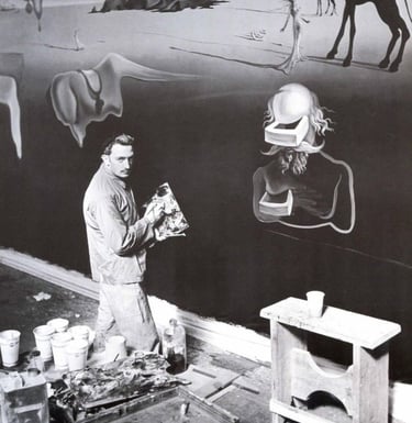 Ateliê surreal de Salvador Dalí, decorado com objetos estranhos e suas pinturas.