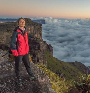 Turista Rusa viendo el amanecer desde el abismo en la cima del Tepuy Roraima