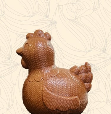 une poule au chocolat au lait pour pâques