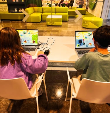 dos_niños_en_clase_emoziona2_biblioteca_haciendo_actividades_inclusivas