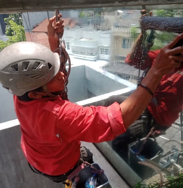Jasa Bersih Kaca Gedung