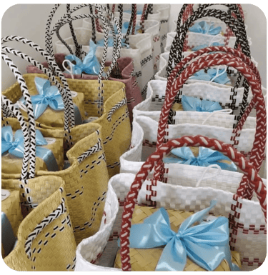 Tas anyaman plastik handmade sebagai souvenir grosir dengan pita biru oleh Craftvitas Indonesia