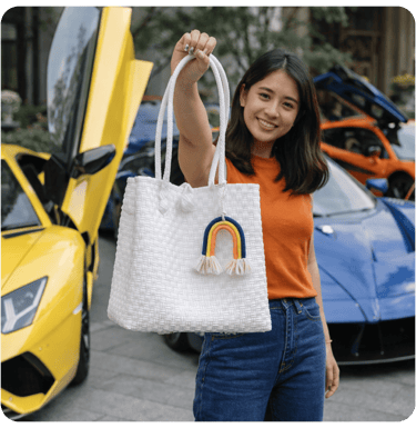 Tas anyaman jali jali warna putih handmade dengan aksen gantungan pelangi, produk Craftvitas Indonesia