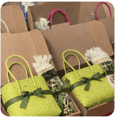 Tas anyaman plastik hijau sebagai souvenir custom dengan kemasan kardus untuk pemesanan grosir