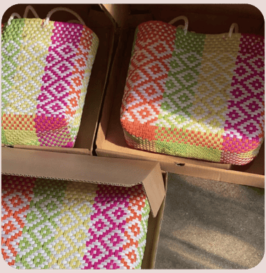 Tas anyaman plastik motif warna-warni Craftvitas siap kirim untuk pesanan grosir