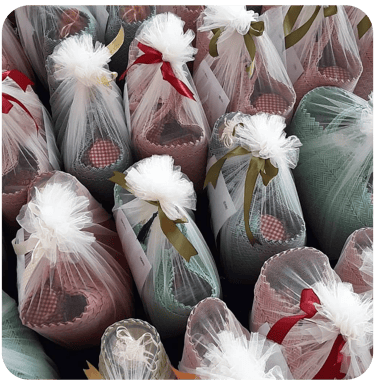 Tas anyaman plastik dengan kemasan tile elegan untuk souvenir dan hampers