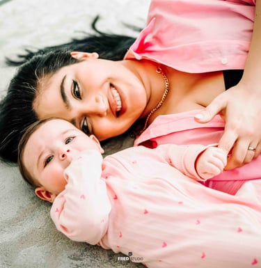 Mother and baby cuddling on bed – Fred Art Studio lifestyle session