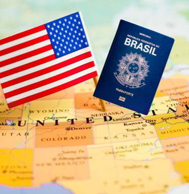 foto de uma mapa dos estados unidos com a bandera americana e passaporte brasileiro