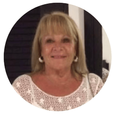 mujer mayor sonriendo a cámara