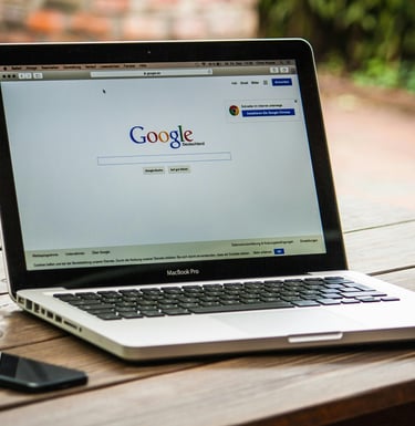 Notebook aberto sob a mesa no navegador Google