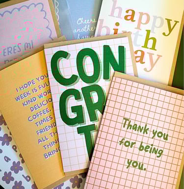 Tarjetas coloridas con ilustraciones