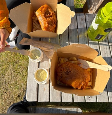 Takeaway fish and chips fra Maritime Munchies, servert utendørs i Lofoten
