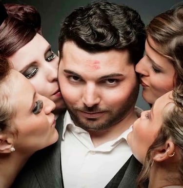 Imagem mostra um homem cercado por várias mulheres seduzindo ele