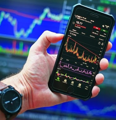 imagem mostra um homem segurando o celular olhando os resultados das vendas on-line.