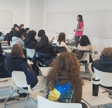 Mael devant une classe au Salon du Livre de Toronto