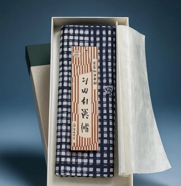 „Traditionelles japanisches Tenugui-Baumwolltuch in Indigo mit klassischem Karomuster, elegant in Ge