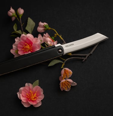 „Japanisches Higonokami Klappmesser mit scharfer Edelstahlklinge und schwarzem Griff, dekorativ präs
