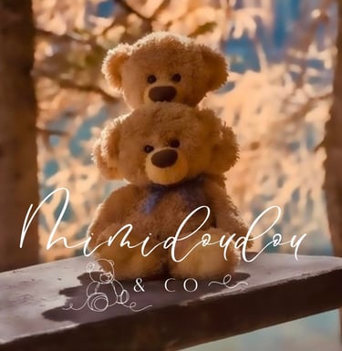 deux ours en peluche assis sur un banc devant un arbre avec logo mimidoudou and co