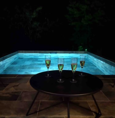piscine de nuit avec coupes de champagne dans la love room morbihan