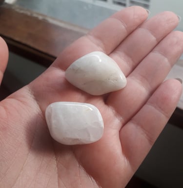 uma pessoa segurando dois pedaços de pedras brancas