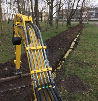 Uzverciama transeja po kabelio ir stop juostos paklojimo, verciama duobe su mini ekskavatoriumi 