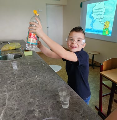 Vaikas ruošiasi pilti actą