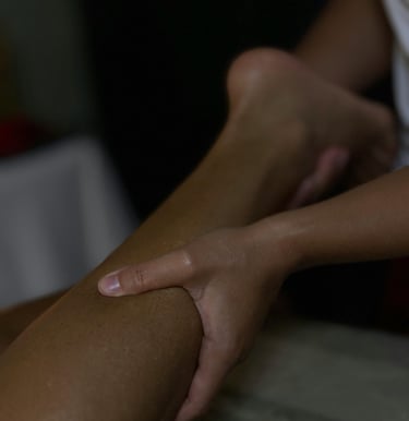 Massage tonique des jambes, pétrissages dynamiques pour la circulation