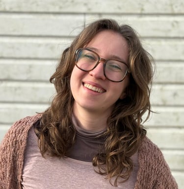 Frau mit Brille und Cadigan