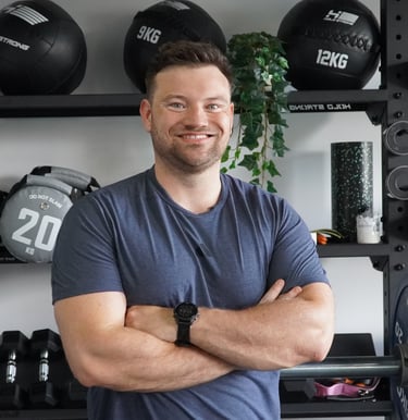 Trainer Alexander Schwenk steht vor Hantel