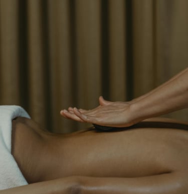 Massage détente enveloppant du dos, gestes lents et réconfortants