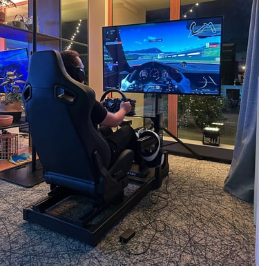 Lenktynių simuliatorius su sportiniu vairu, pedalais ir lenktynių sėdyne